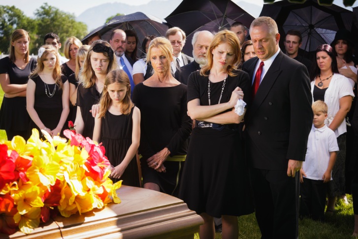 rodzina-na-pogrzebie